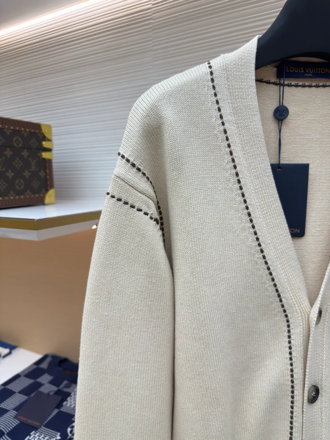 LOUIS VUITTON pocket letter cardigan ●Authentic product: Purchased and developed at 13600 ●Item number: 1680423-B70 ●Fabric: wool fabric ●Technology: knitting ●Version: loose fit ●Weight: about 850 grams ●Size: XS-S-M-L ●Description: Made of customized wool yarn, the yarn is dyed and dyed with reference to the original version. The color similarity is as high as 95%. It is knitted using Stoll 12-pin ultra-fine needle clock machine imported from Germany. It is knitted using a needle-moving shaking table. During knitting, 6 sand spits are used to alternately knit back and forth. Each piece takes 300 minutes. It is not knitted like those ordinary computerized flat knitting machines. In order to rush the goods efficiently, the speed is turned to the limit, and the stitches of the knitted garments are different in size. The overall wiring is straight and delicate, the fabric is comfortable and soft, and the color is consistent without color difference. It can be matched with the same style to create a fashionable look and control various occasions. Customized accessories, complete with three standards, same style for men and women!